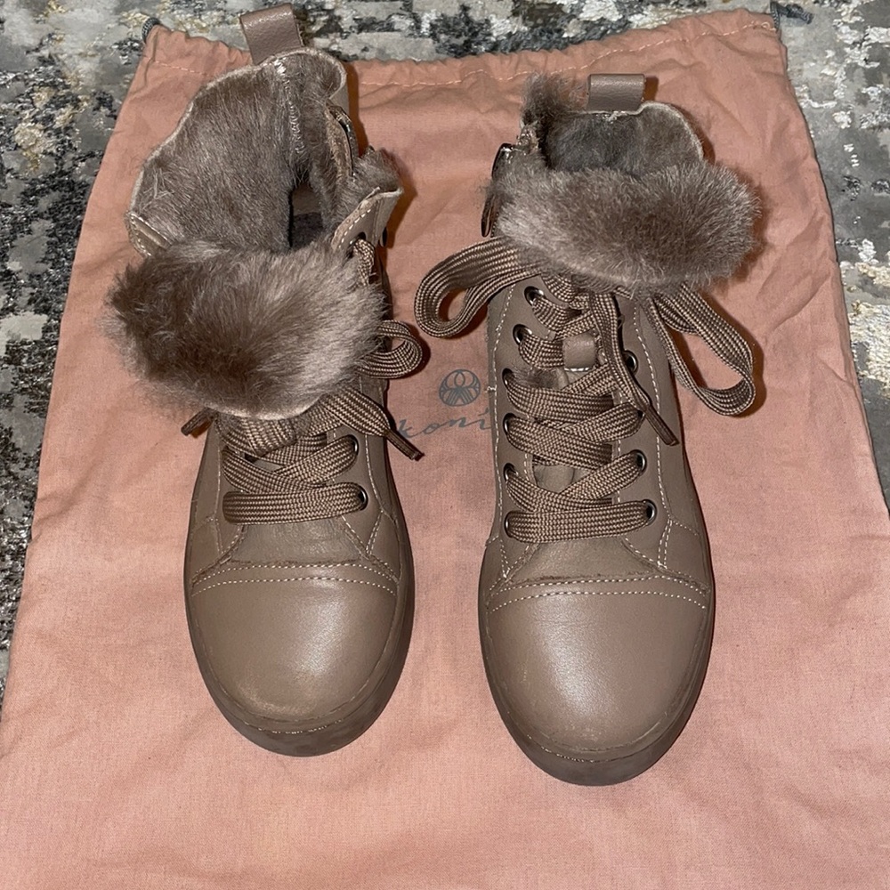 Ekonika Girls European designer real fur boots size 31. As warm as uggs